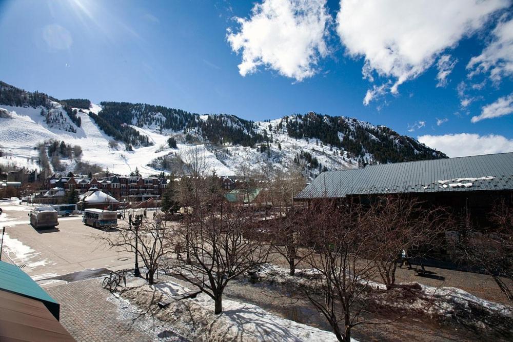 Independence Square 202, Hotel Room Over-Looking The Mall And Aspen Mountain Екстер'єр фото